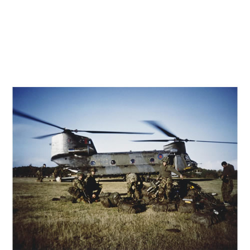 Soldados británicos esperan el visto bueno para transportar a un prisionero argentino al cuartel general el 29 de mayo de 1982 luego de la batalla de Pradera del Ganso